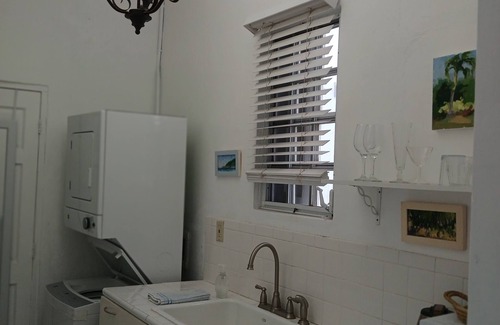 Charlotte Amalie Apartamento | Frenchtown Studio apartment with AC, High-speed Starlink.