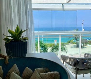 Recreio dos Bandeirantes Apartamento | Frente mar- Apto pé na areia com charme e conforto