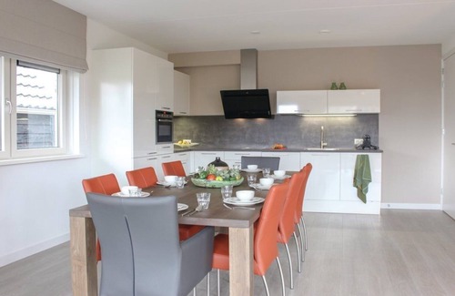 Idskenhuizen Casa | Freonskip is an 8 person child friendly water villa.
