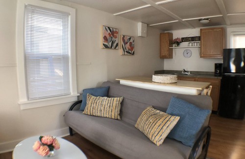 Geneva-on-the-Lake Casa | Fresh 2BDRM Cottage Right on The GOTL Strip! Sleeps 5!