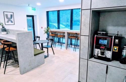 Old Trafford Apartamento | Fresh 2Bed 2Bath Apartment 2mins drive to Man Utd Stadium