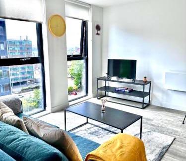 Old Trafford Apartamento | Fresh 2Bed 2Bath Apartment 2mins drive to Man Utd Stadium