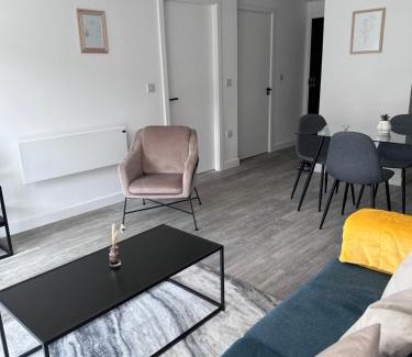 Old Trafford Apartamento | Fresh 2Bed 2Bath Apartment 2mins drive to Man Utd Stadium