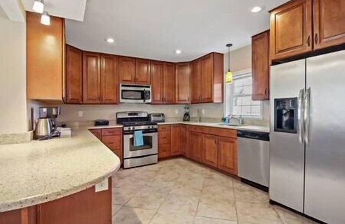 Falls Church Casa | Fresh | 4 bedroom | Luxury | Center | Sunny