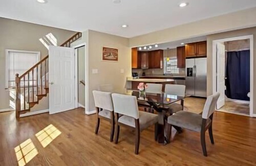 Falls Church Casa | Fresh | 4 bedroom | Luxury | Center | Sunny