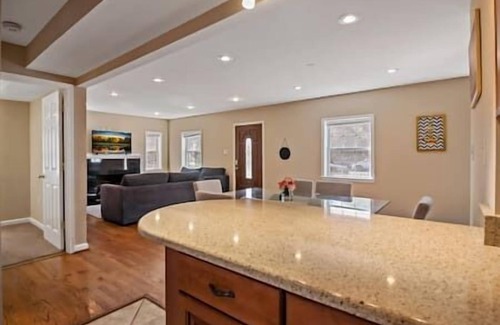 Falls Church Casa | Fresh | 4 bedroom | Luxury | Center | Sunny