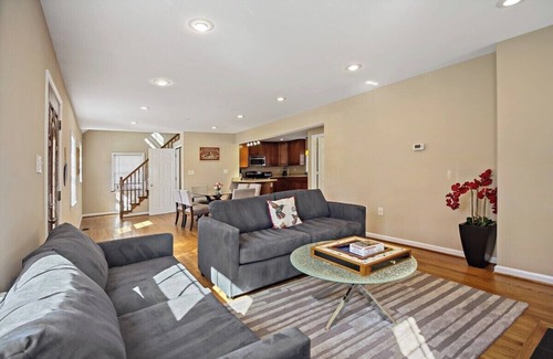 Falls Church Apartamento | Fresh | 4 bedroom | Luxury | Center | Sunny