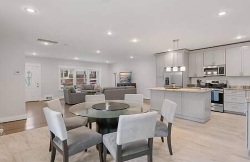 Annandale Casa | Fresh | 5 bedroom | Luxury | Center | Sunny