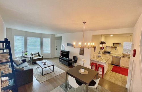 Minor Casa | Fresh & Hip Cap Hill Home – Parking + Fenced Garden Oasis | Walk to FIFA Stadium