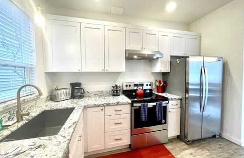 Minor Casa | Fresh & Hip Cap Hill Home – Parking + Fenced Garden Oasis | Walk to FIFA Stadium