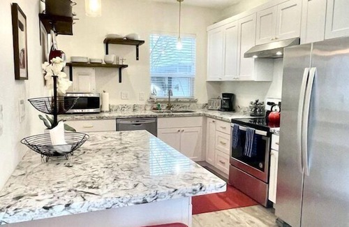 Minor Casa | Fresh & Hip Cap Hill Home – Parking + Fenced Garden Oasis | Walk to FIFA Stadium