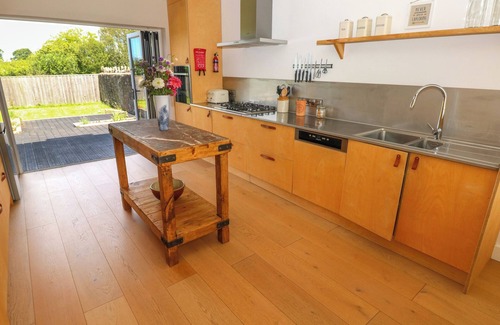 Carew Newton Cabaña | FRESH WINDS, pet friendly, with open fire in Carew