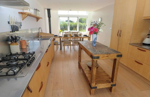Carew Newton Cabaña | FRESH WINDS, pet friendly, with open fire in Carew