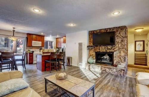 Al Tahoe Cabina | Freshly remodeled lake house in the heart of Tahoe