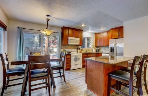 Al Tahoe Cabina | Freshly remodeled lake house in the heart of Tahoe