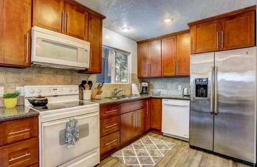 Al Tahoe Cabina | Freshly remodeled lake house in the heart of Tahoe