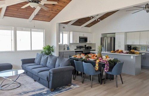Kona Palisades Casa | Freshly Remodeled w/ Vaulted Ceilings ,Lanai view 3.5 mi from Airport Live Local