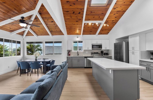 Kona Palisades Casa | Freshly Remodeled w/ Vaulted Ceilings ,Lanai view 3.5 mi from Airport Live Local