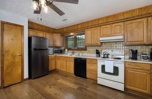 Williamstown Casa | Freshly Renovated 4 BR Lake House, 2 Docks, Free Kayaks, 2 Fire Pits