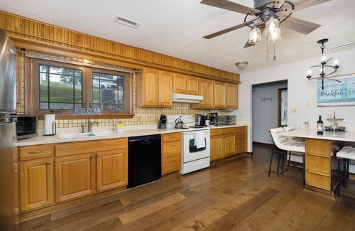 Williamstown Casa | Freshly Renovated 4 BR Lake House, 2 Docks, Free Kayaks, 2 Fire Pits