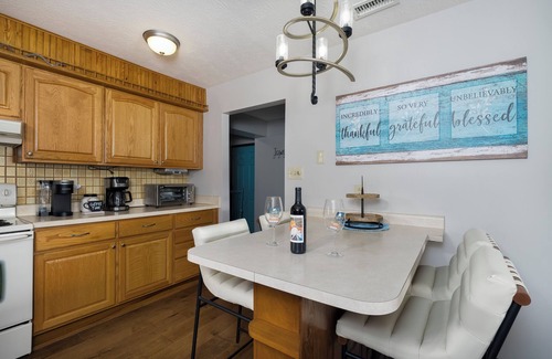 Williamstown Casa | Freshly Renovated 4 BR Lake House, 2 Docks, Free Kayaks, 2 Fire Pits