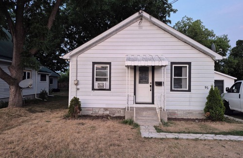 Trenton Casa | Freshly Renovated 2 bedroom house with big patio and backyard