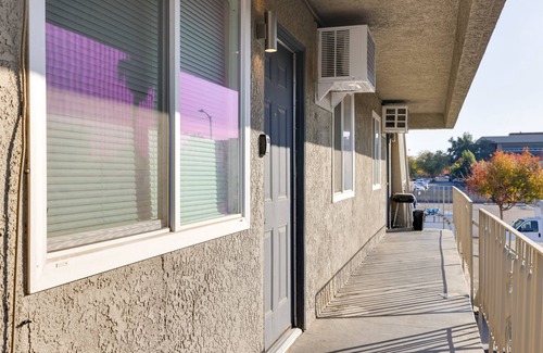Raisin Apartamento | Fresno Apartment w/ Shared Grill & Dining Area