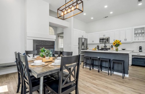Fresno Casa | Fresno House , Pool , BBQ , Firepit , Garage , 3BD/2BTH
