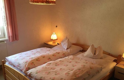 Untergriesbach Apartamento | Apartamento espacioso y acogedor con espacio adicional y cama con dosel
