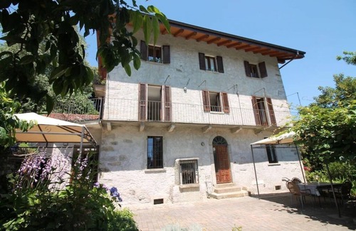Vacciago Apartamento | Frey apt. 1 + Frey apt. 2 at Lake Orta with garden and pool