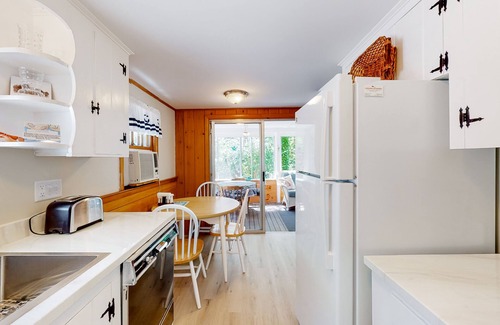 South Dennis Cabaña | Freydis Glen | Dog-friendly cottage in South Dennis with firepit - walk to bay