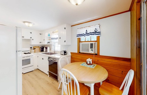 South Dennis Cabaña | Freydis Glen | Dog-friendly cottage in South Dennis with firepit - walk to bay