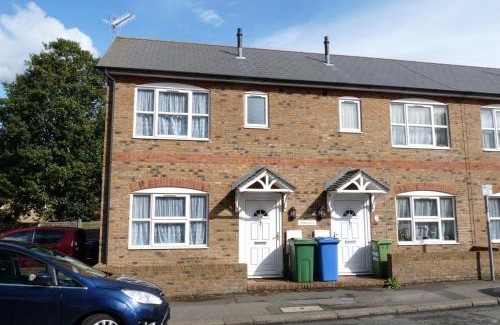 Sittingbourne Casa | Friars Walk houses with 2 bedrooms, 2 bathrooms, fast Wi-Fi and private parking