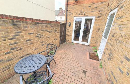 Sittingbourne Casa | Friars Walk houses with 2 bedrooms, 2 bathrooms, fast Wi-Fi and private parking