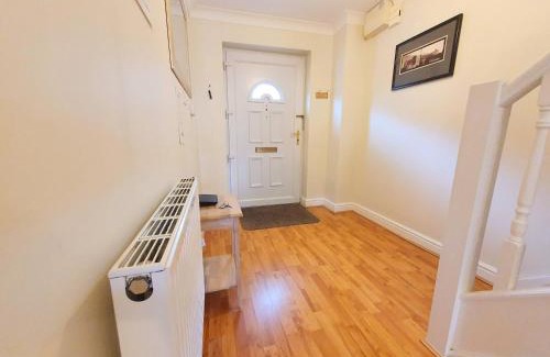 Sittingbourne Casa | Friars Walk houses with 2 bedrooms, 2 bathrooms, fast Wi-Fi and private parking