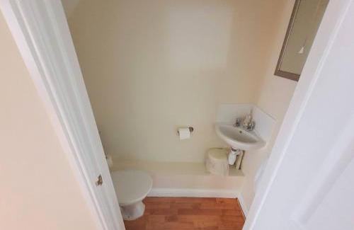 Sittingbourne Casa | Friars Walk houses with 2 bedrooms, 2 bathrooms, fast Wi-Fi and private parking