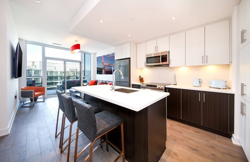 Innisfil Condominio | Friday Harbour Retreat with Courtyard Pool