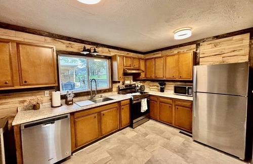 Harrisonburg Cabina | Friendly City Stay! HOT TUB, NEW LISTING!