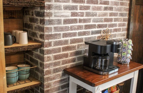 Harrisonburg Cabina | Friendly City Stay! HOT TUB, NEW LISTING!