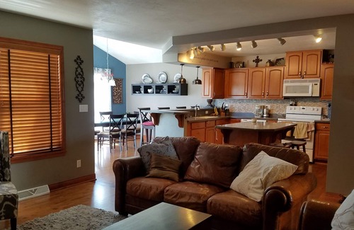 Neenah Casa | Ideal para familias, tranquilo callejón sin salida: ¡a 15 minutos de Oshkosh EAA o Appleton ATW!