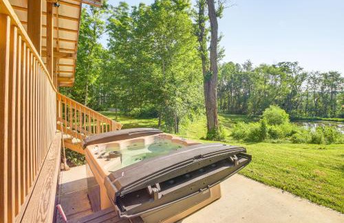 East Fultonham Casa | Friends and Family Rental Cabin with Hot Tub!