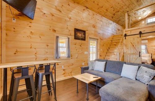 East Fultonham Casa | Friends and Family Rental Cabin with Hot Tub!