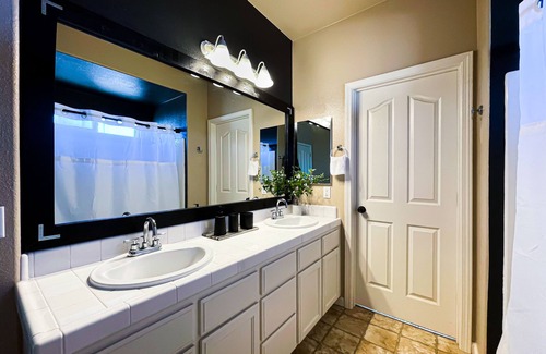 Salinas Casa | Friends, Family & Dog Stay in Monterey Peninsula with AC & Grill