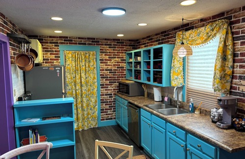 West Liberty Apartamento | Friends themed apartment w/free parking