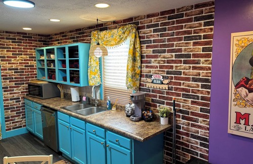 West Liberty Apartamento | Friends themed apartment w/free parking