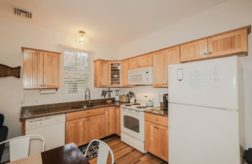 Summer Village Cabaña | Friendship Style Cottage at Summer Village newly furnished with Central Air!