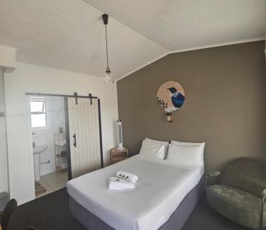 Hastings Hotel | Frimley Lodge Motel - with Airport Shuttle service- Best Location in Town