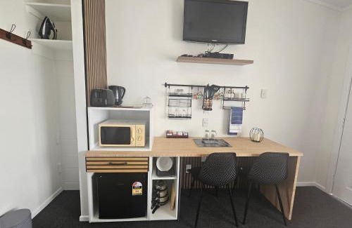 Hastings Hotel | Frimley Lodge Motel - with Airport Shuttle service- Best Location in Town