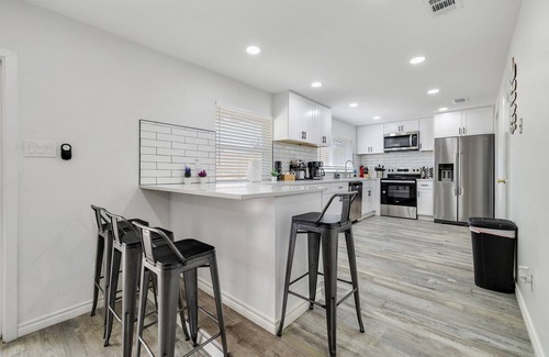 Frisco Casa | Frisco 4-bedrooms Getaway Hometel with Spa and Outdoor Kitchen