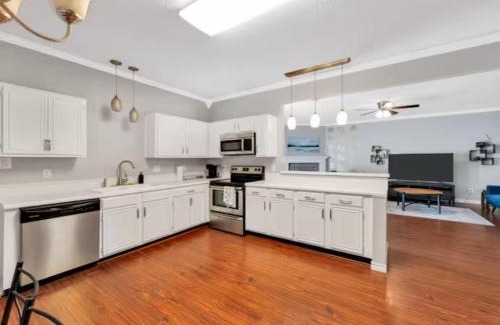 Frisco Casa | Frisco Castle 3BR, Garage Parking, Gated Backyard